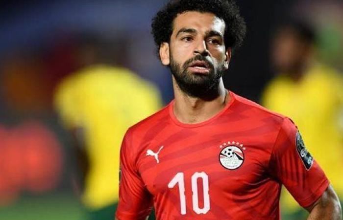 محمد صلاح يهدي حمزة علاء قميص ليفربول