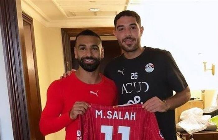 محمد صلاح يفاجئ حمزة علاء خلال معسكر المنتخب