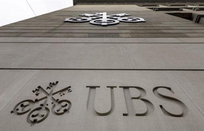 بنك UBS يخفض أهداف الدولار الأمريكي