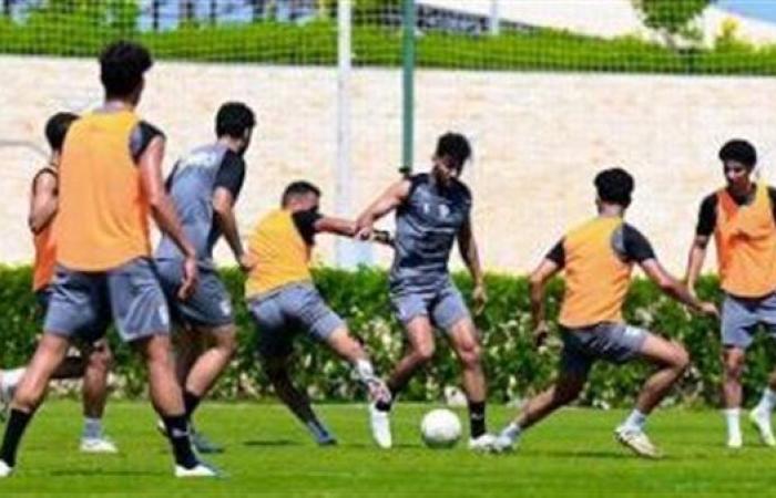 لاعبو الزمالك يؤدون فقرة بدنية خلال المران الصباحي