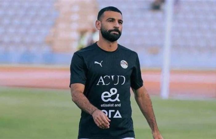 لاعبو المنتخب في عمليات إحماء قبل انطلاق صافرة البداية