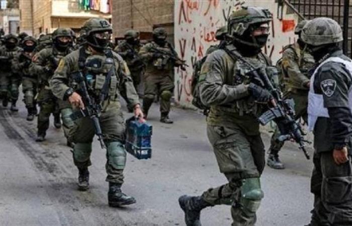 قوات الاحتلال تعتقل 12 فلسطينيا من الخليل بالضفة الغربية