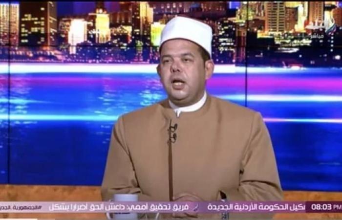 أحد القساوسة يوزع حلوى المولد النبوي الشريف في الإسكندرية