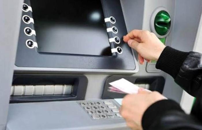 رسوم السحب والاستعلام عن الرصيد من ماكينات ATM في 25 بنكًا